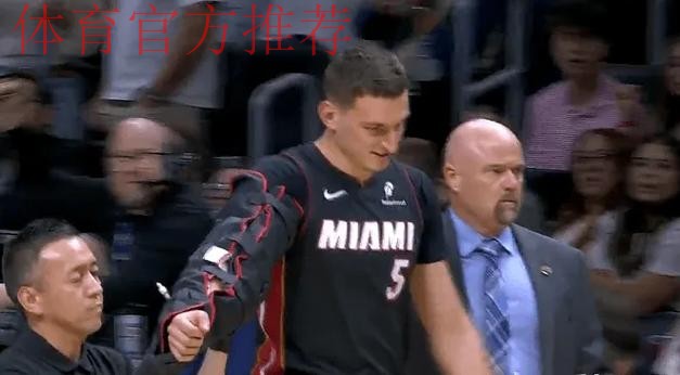 约维奇扣篮被犯规平摔落地，手肘受伤已被护臂包裹离场治疗